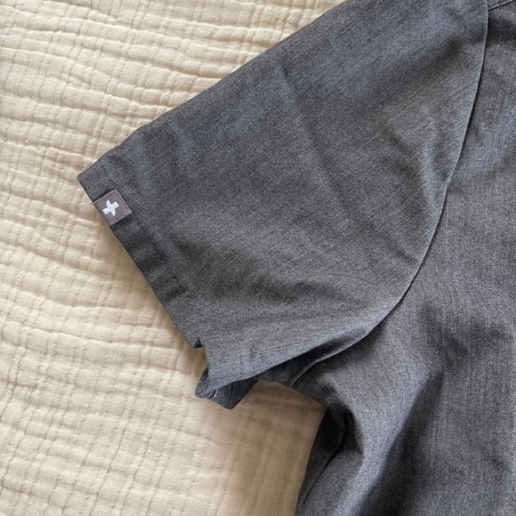 FIGS technical collection Gray scrub top Shirt woman’s size small - Picture 3 of 7